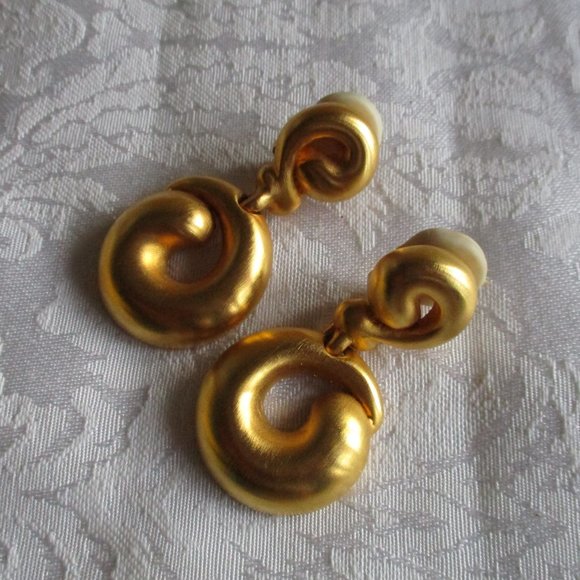 ๐น๐น CLARA STUDIOS (VINTAGE) GOLD SWIRL CIRCLE EARRINGS โ CLIP-ONS ๐น๐น NWOT - Picture 4 of 15